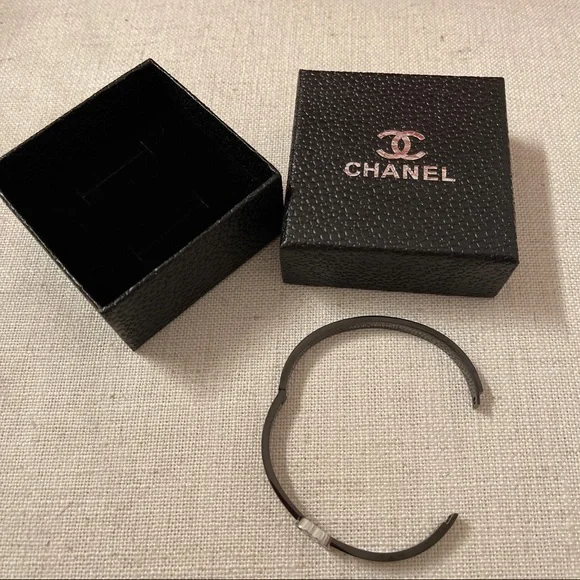 CC bracelet Available in silver logo bracelet - Picture 5 of 7